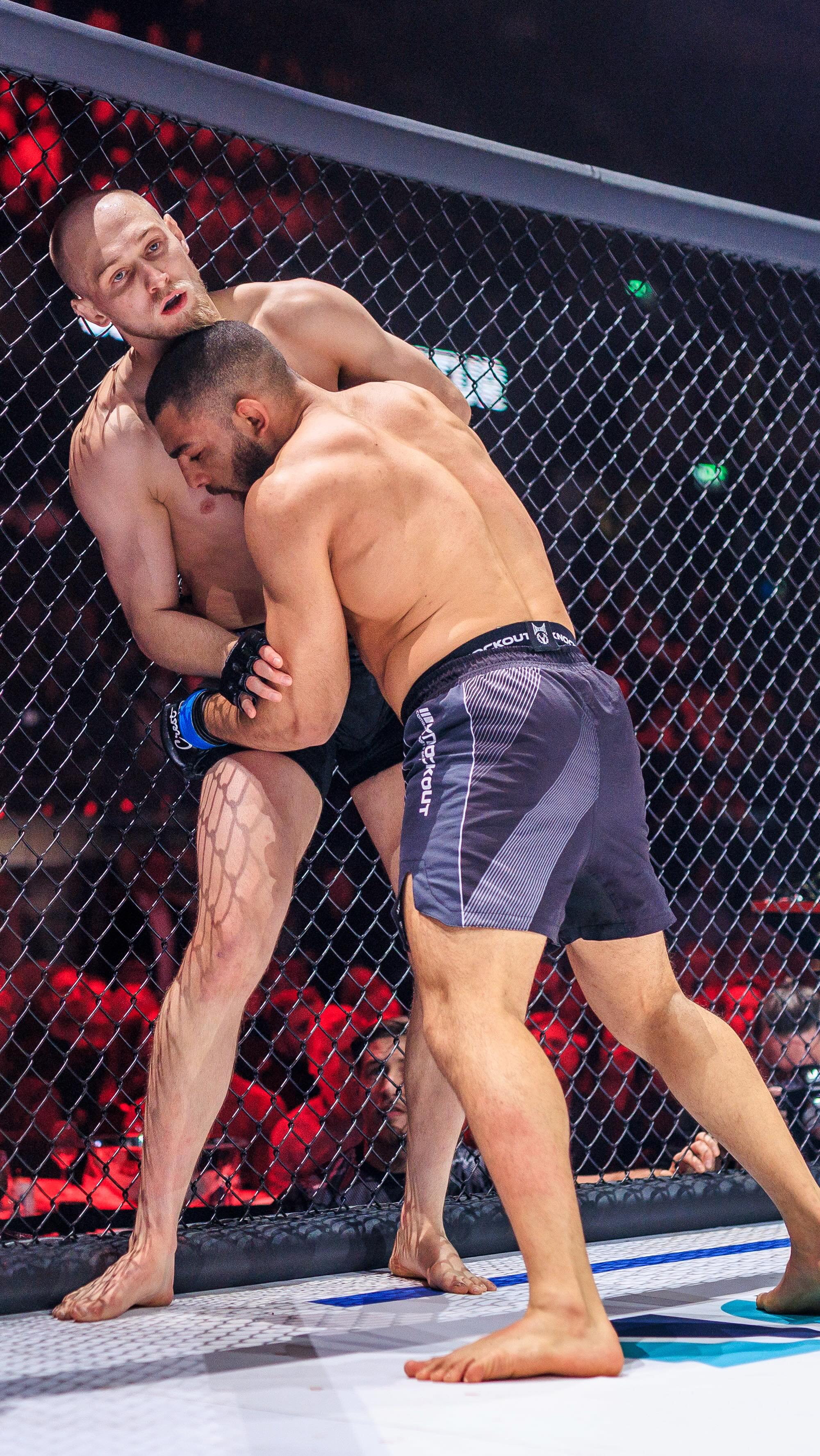 He came for the zero, and took it.
Robert-Alexandru Constantin defeats Maikel Astur by rear-naked choke in round 2 at 2:34, handing The Snip