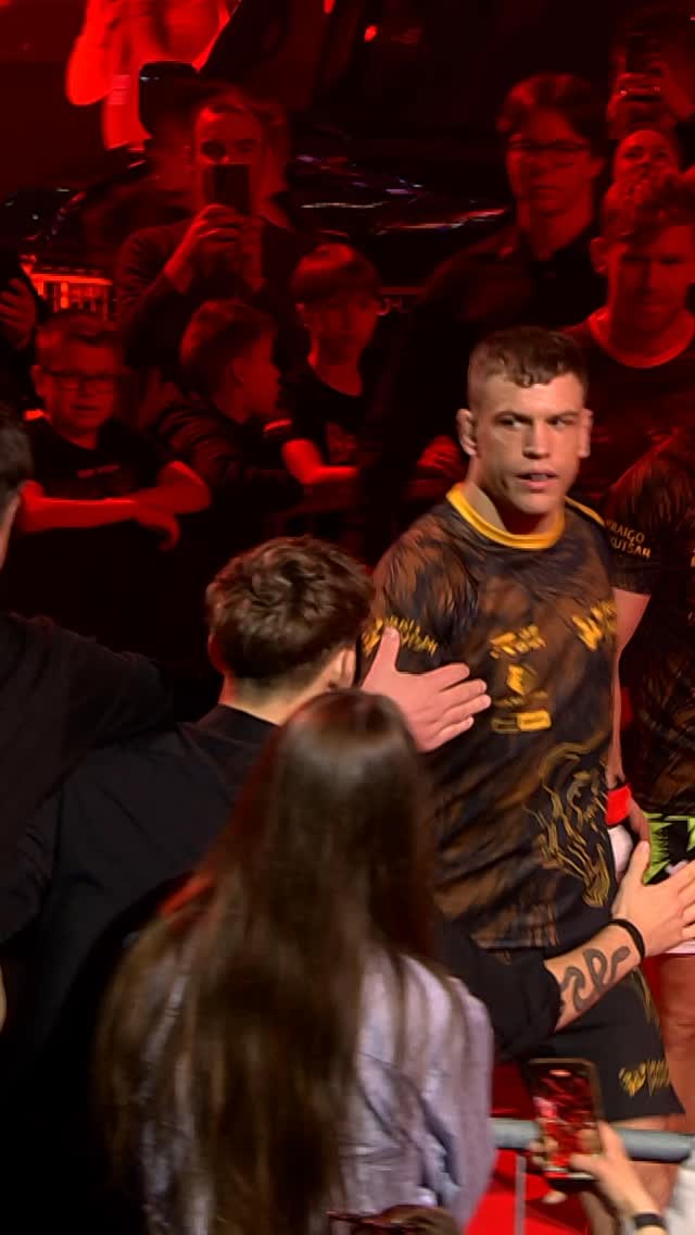 See käsi võib järgmine kord olla sinu oma 👋
Evecon RAJU walkout tuleb läbi publiku, sportlased liiguvad puuri fännide kõrvalt ja käepats enn