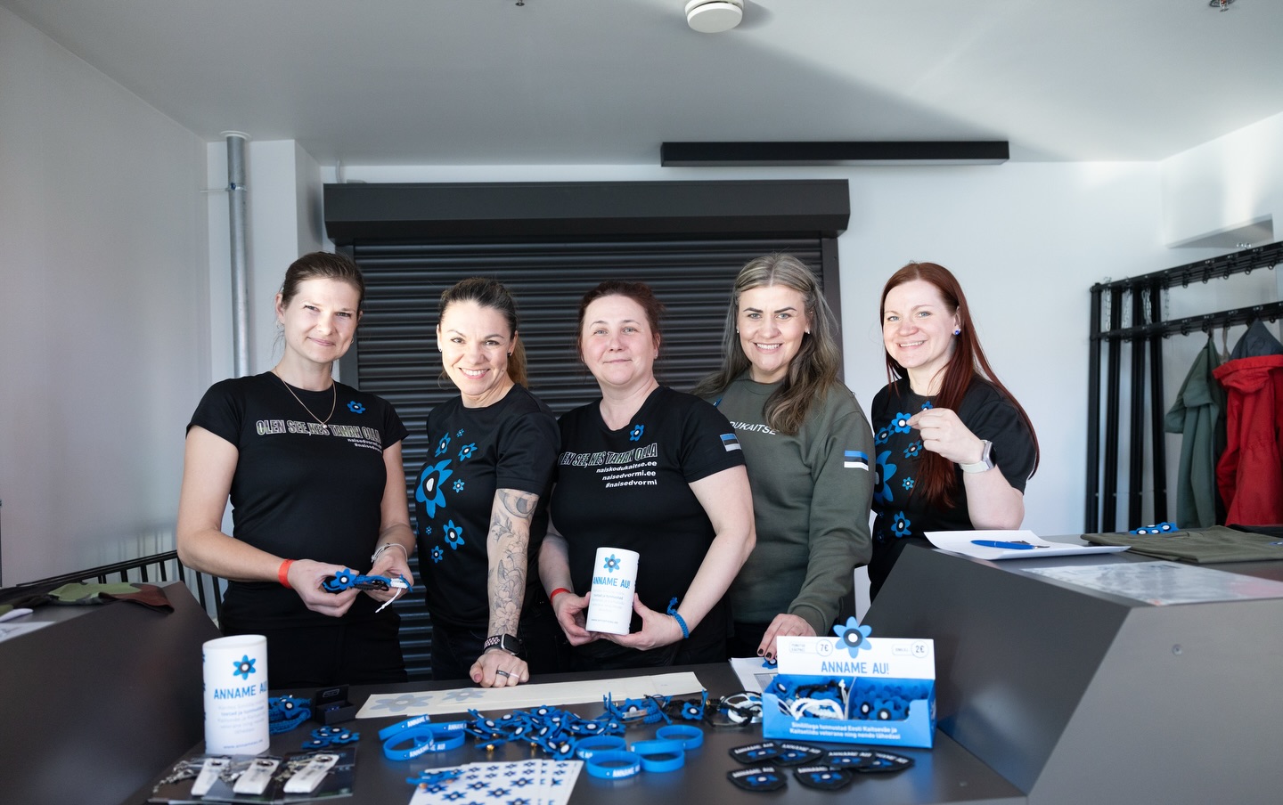 Naiskodukaitse Rajul💙

Anname au kampaania raames käis Rajul Naiskodukaitse, et koguda annetusi sinililletoodetega.
Kõik annetused lähevad M